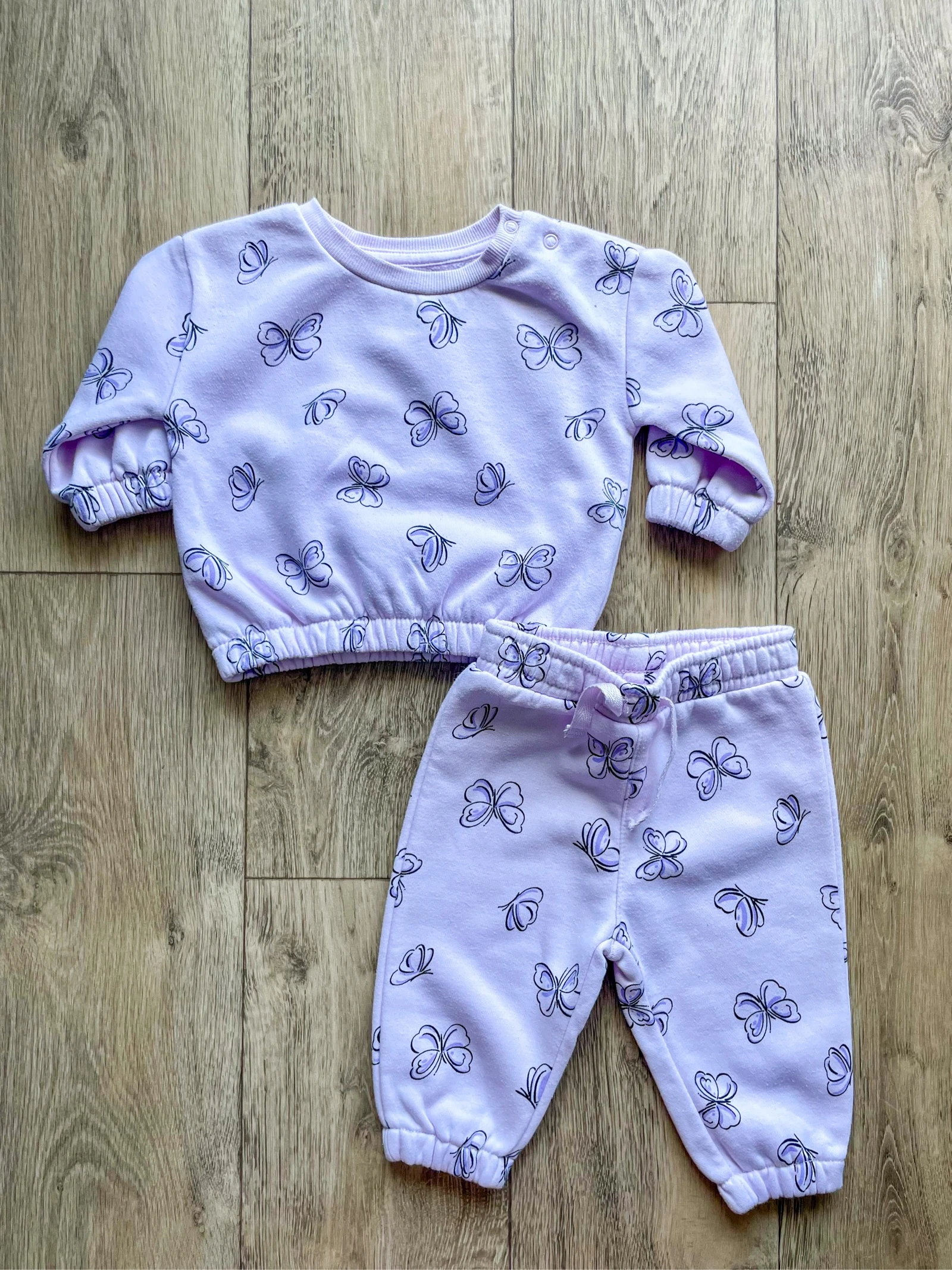 Ensemble sweet et jogging violet à motif papillon Primark taille 3-6 mois 